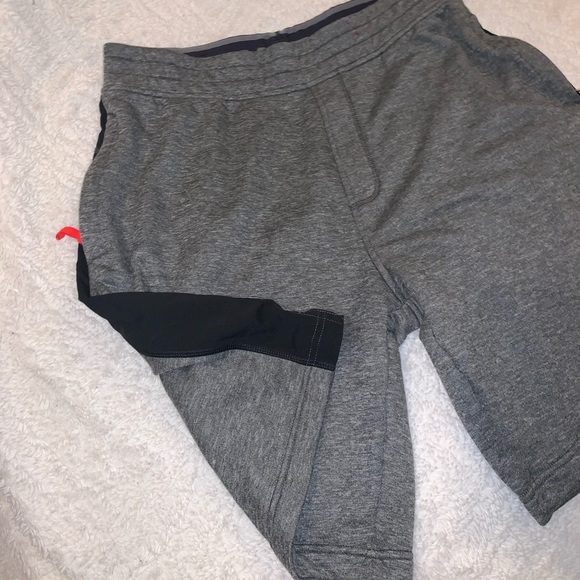 Under Armour Men’s Athletic shorts - Picture 9 of 9